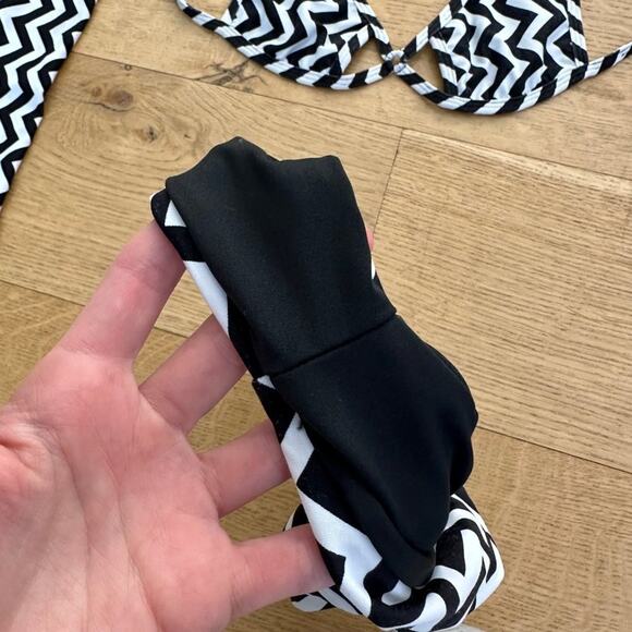 Aguaviva Swim Chevron Stripe Bikini with Matching Arm Sleeves - Picture 4 of 9